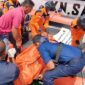 Tim SAR evakuasi salah satu korban kapal terbalik di perairan Kabil