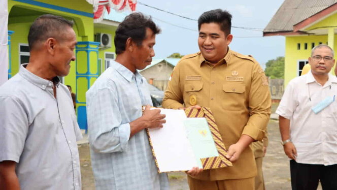 
					Bupati Bintan, Roby Kurniawan menyerahkan sertifikat tanah gratis ke warga Busung. Foto: Istimewa