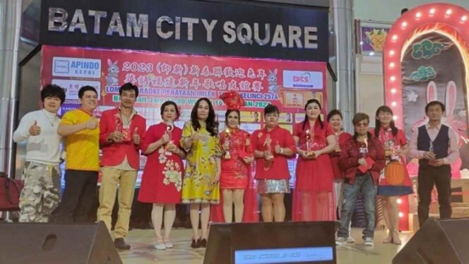 
					Cen Sui Lan menyerahkan hadiah ke pemenang lomba karaoke Imlek 2023 di Batam. Foto: Istimewa/suaraserumpun