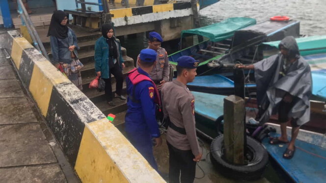 
					Polairud Polresta Tanjungpinang memberikan imbauan ke penambang boat di Tanjungpinang. Foto: Dok Polresta Tanjungpinang