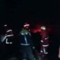 Petugas memadamkan api di lapak rongsokan di tanjungpinang terbakar