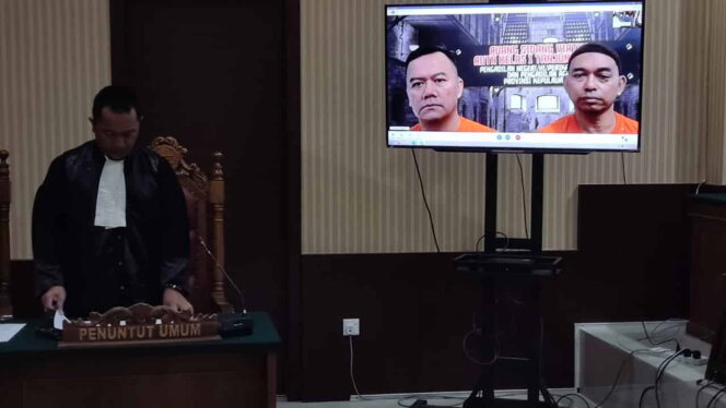 
					Dua terdakwa kasus korupsi SIMRS BP Batam menghadiri sidang perdana di balik layar. Foto: Istimewa
