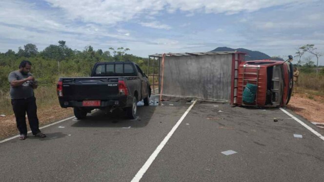
					Kecelakaan antara truk dan mobil dinas di Bintan Buyu. Foto: Istimewa