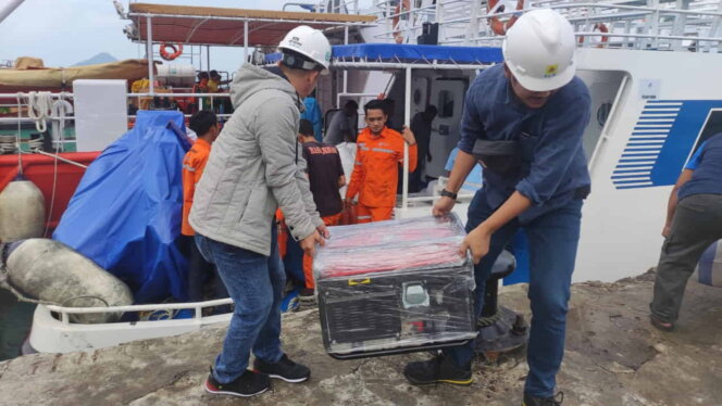 
					Bantuan genset dari PLN untuk korban longsor di Natuna. Foto: dok PLN