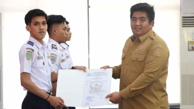 
					Bupati Bintan Roby Kurniawan menyerahkan SK naik pangkat. Foto: Diskominfo Bintan