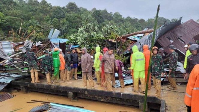 
					Tim SAR Gabungan dan warga melakukan evakuasi korban tanah longsor di Serasan, Natuna. Foto: Istimewa