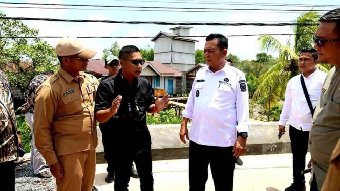 
					Gubernur Kepri Ansar Ahmad dan Wabup Lingga, Neko Wesha Pawelloy saat meninjau Kampung Belukap - Nerekeh. Foto: Istimewa