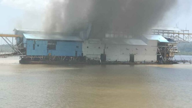
					Kapal Keruk Bangka I terbakar di perairan depan Pelabuhan Sikumbang, Karimun, Kamis (16/3). Foto: Istimewa