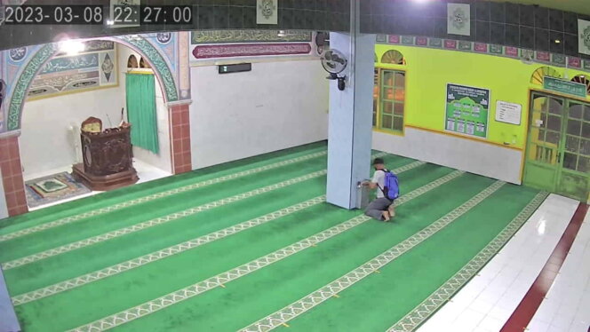 
					Maling kotak amal di Masjid al Istiqomah Tanjungpinang terekam CCTV. Foto: Istimewa