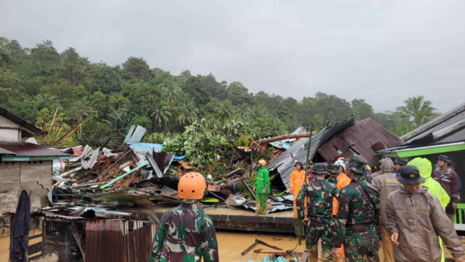 
					Operasi SAR bencana tanah longsor di Serasan, Natuna. Foto: Istimewa
