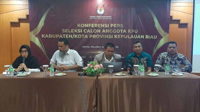 
					Timsel KPU kabupaten kota di Kepri saat jumpa pers, Senin (6/3). Foto: Ismail/kepripedia.com