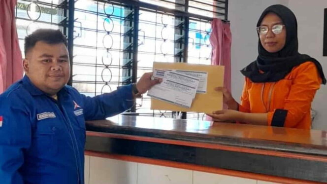 
					Direktur Eksekutif DPC Demokrat Lingga Hendra Saputra menyerahkan surat ke Kantor Pos. Foto: Istimewa