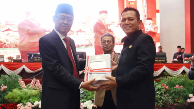 
					Anggota V BPK RI selaku Pimpinan Pemeriksa Keuangan Negara V Ahmadi Noor Supit menyerahkan LHP BPK ke Gubernur dan Ketua DPRD Kepri. Foto: Istimewa