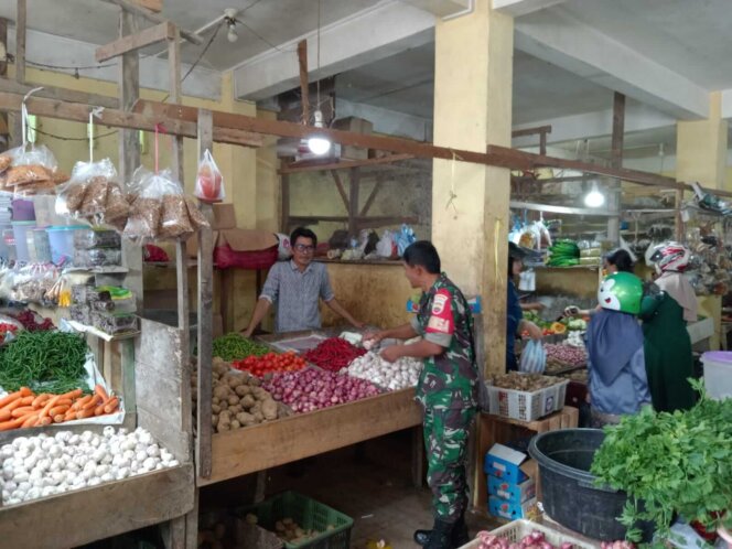 
					Babinsa Dabo, Koramil 04/Dabo, Kodim 0315/TPI, Sambangi Pedagang di Pasar Sayur