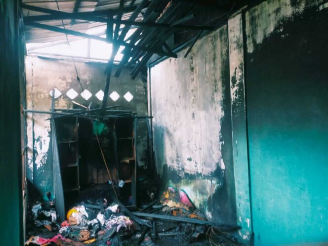 
					Kondisi rumah warga di Karimun yang hangus terbakar. Foto: Istimewa/kepripedia.com