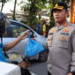Kapolresta Tanjungpinang menyerahkan takjil ke pengendara