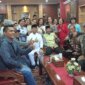 Para pedagang barang seken di Batam menemui ketua DPRD Batam Nuryanto