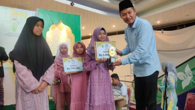 
					Sekda Kota Tanjungpinang Zulhidayat menyerahkan hadiah di Asparnas Kampung Ramadhan 2023
 Foto: Diskominfo Tanjungpinang