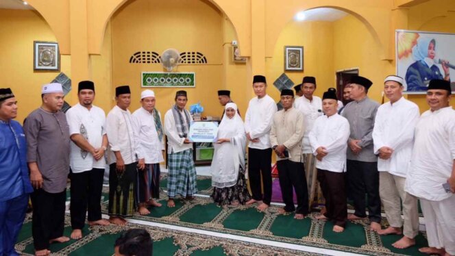 
					Wali Kota Tanjungpinang, Rahma, menyerahkan secara simbolis bantuan untuk masjid. Foto: Diskominfo Tanjungpinang
