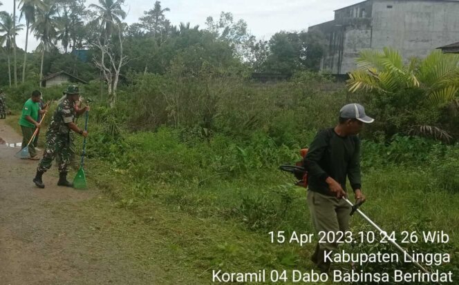 
					Babinsa Berindat, Koramil 04/Dabo, Kodim 0315/TPI, Goro Bersama Warga Bersihkan Kanan Kiri Jalan