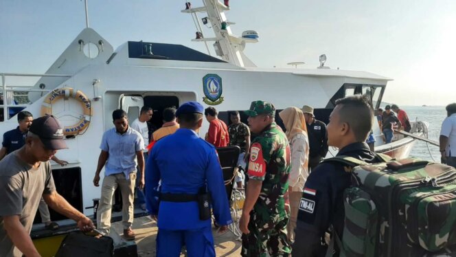 
					Babinsa Jagoh, Koramil 04/Dabo, Kodim 0315/TPI, Bantu Pengamanan Kedatangan Kapal Pemudi di Pelabuhan Jagoh