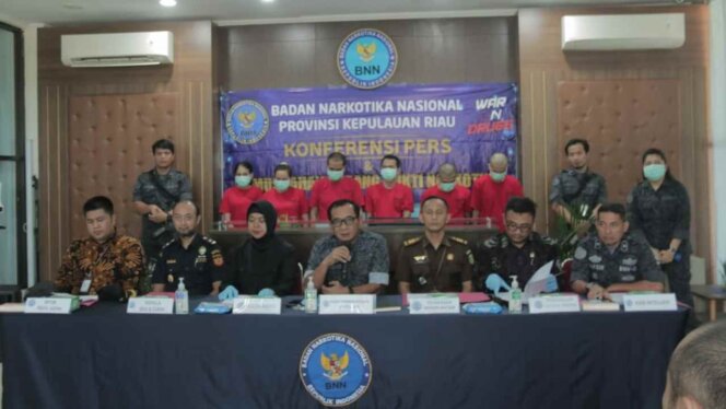 
					BNNP Kepri musnahkan barang bukti bersama Bea Cukai Batam. Foto: Zalfirega/kepripedia.com