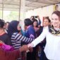 Cen Sui Lan bersalaman dengan warga jalan Nusantara dan jalan Panglima Dompak