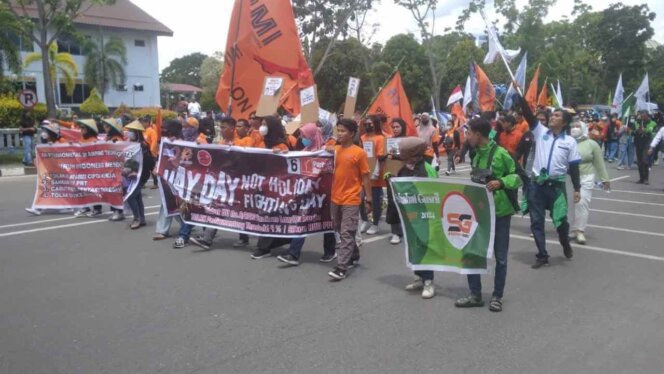 
					Buruh menggelar aksi demo di depan kantor pemko Batam, Senin (1/5). Foto: Zalfirega/kepripedia.com