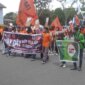 Buruh menggelar aksi demo di depan kantor pemko Batam, Senin (1/5).