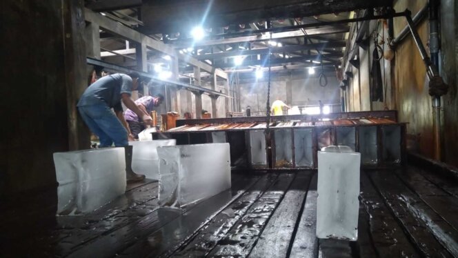 
					Pabrik pengolahan balok es di Kecamatan Meral. Foto: Khairul S/kepripedia.com