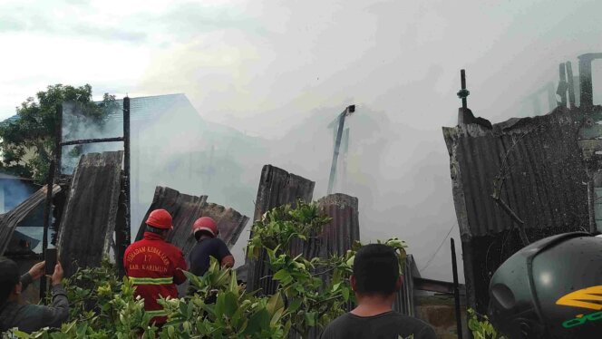 
					Petugas Damkar berupaya memadamkan api. Foto: Khairul S/kepripedia.com
