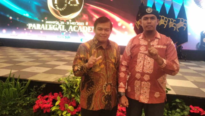 
					Kepala BPHN Widodo Ekatjahjana dan Lurah Dabo Mardi Sastra. Foto: Istimewa