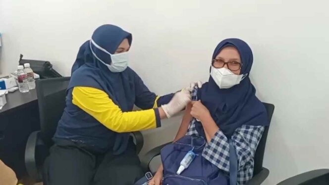 
					Salah satu calon jemaah haji di Tanjungpinang suntik vaksin meningitis. Foto: Istimewa