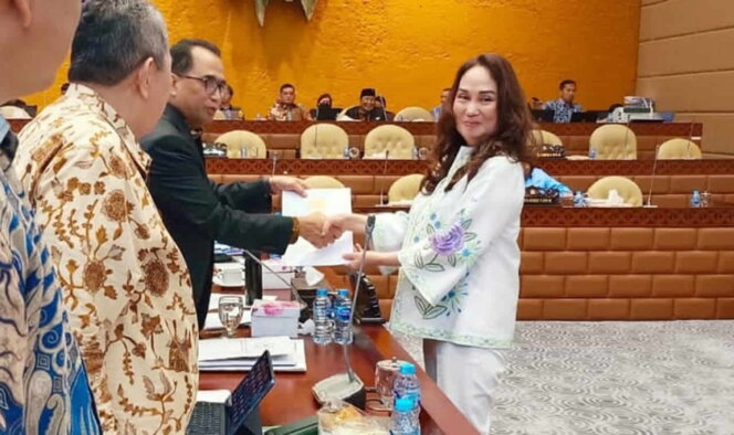 
					Cen Sui Lan menyerahkan rekomendasi pembukaan KSOP Natuna ke Menhub Budi Karya Sumadi. Foto: Istimewa