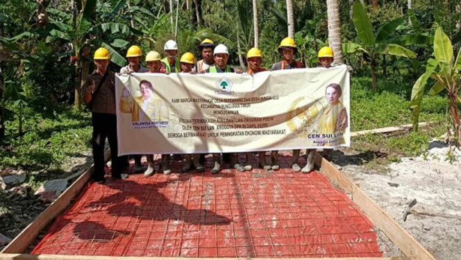 
					Masyarakat menyampaikan ucapan terima kasih kepada Cen Sui Lan atas pembangunan jalan 2 desa di Natuna. Foto: Istimewa