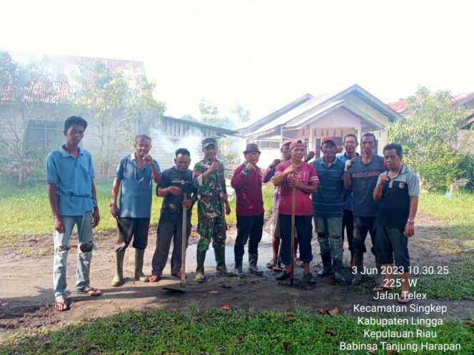 
					Babinsa Tanjungharapan, Koramil 04/Dabo, Kodim 0315/TPI, Goro Bersama Warga Bersihkan Selokan di Sekitar Rumah Warga