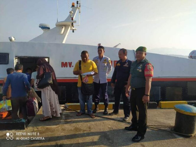 
					Babinsa Jagoh, Koramil 04/Dabo, Kodim 0315/TPI, Monitoring Keberangkatan Warga di Pelabuhan Jagoh