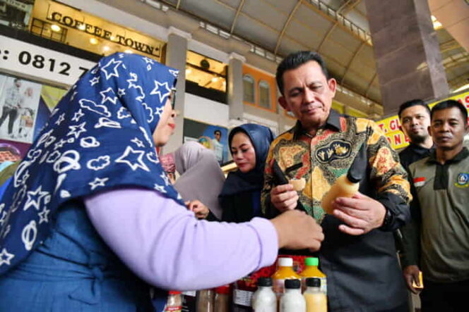 
					Gubernur Ansar saat melihat bazar expo produk koperasi malaysia indonesia. Foto: Istimewa