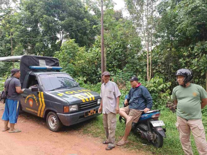 
					Polisi melakukan penyelidikan di sekitar temuan bayi di Tanjungpinang. Foto: Ismail/kepripedia.com 
