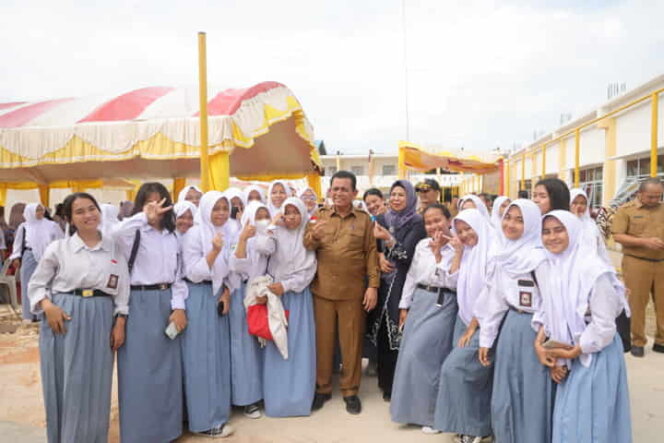 
					Gubernur Ansar saat berkunjung ke SMAN 20 Batam. Foto: Istimewa