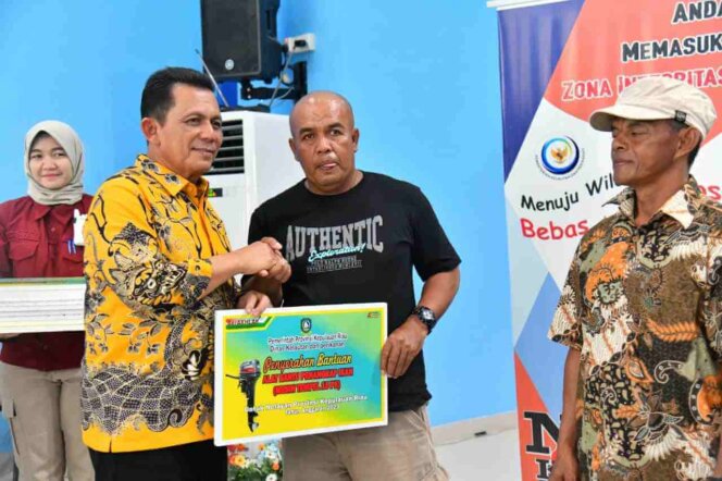
					Gubernur Kepri, Ansar Ahmad, menyerahkan secara simbolis bantuan alat tangkap perikanan kepada nelayan di Kota Batam. Foto: Istimewa