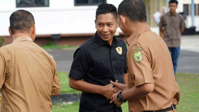 
					Neko Wesha Pawelloy bersalaman dengan ASN Pemkab Lingga usai mohon pamit. Foto: Istimewa