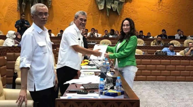 
					Cen Sui Lan menyerahkan dokumen usulan pembangunan polder di Batam dan Tanjungpinang ke Dirjen SDA Kementerian PUP. Foto: Istimewa