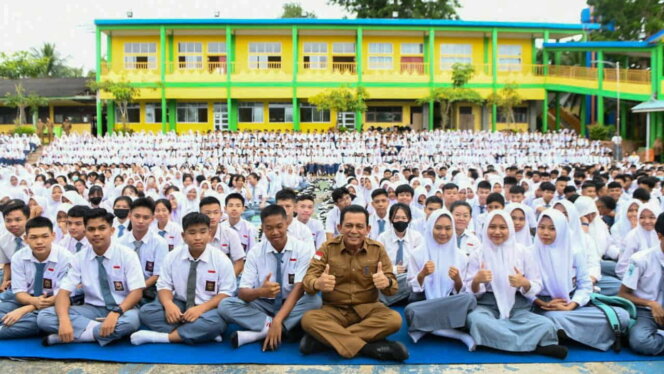 
					Gubernur Ansar bersama pelajar SMA. Foto: Istimewa