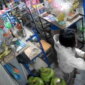 Tangkapan layar dari rekaman kamera pengawas saat pelaku melakukan aksi pencurian di salah satu warung. Foto : Istimewa