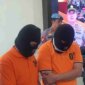 Dua tersangka sindikat bandar narkoba yang diamankan Polres Karimun. Foto: Khairul S/kepripedia.com