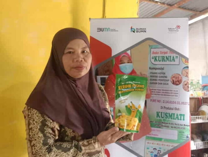 
					Kusmiati, pemiliki usaha Aneka Keripik Pisang “Kurnia” yang merupakan salah satu UMKM di Rumah BUMN Mempawah Kalimantan Barat yang telah melakukan upgrade packaging di bawah binaan Telkom.