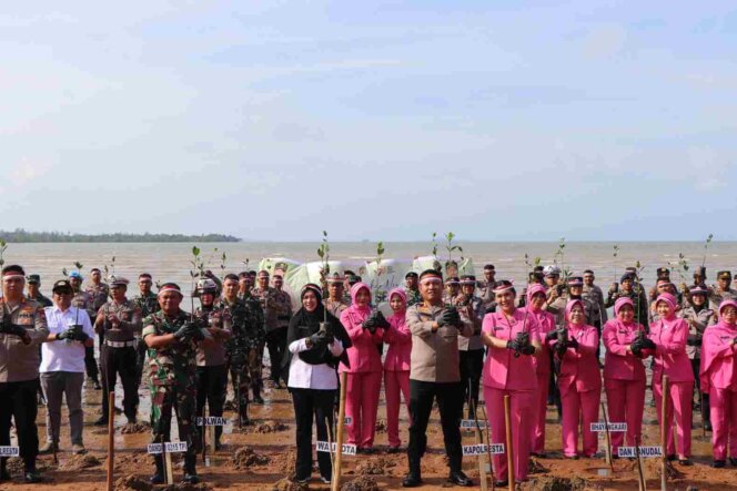 
					Jajaran Polresta Tanjungpinang usai menanam bibit mangrove di pesisir Dompak. Foto: Ismail/kepripedia.com