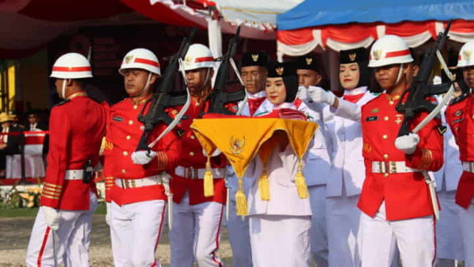 
					Paskibra membawa bendera merah putih upacara HUT RI ke-78 di Bintan. Foto: Istimewa