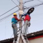 Petugas PLN Batam memperbaiki kabel listrik